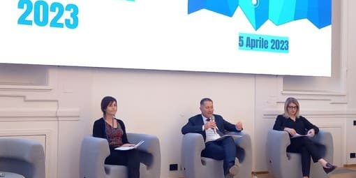 Industria, buone prospettive per il secondo trimestre 2023: “Quadro stabile anche se difficile. L’economia torna a muoversi” Da sinistra: Elena Angaramo, Mauro Gola e Giuliana Cirio