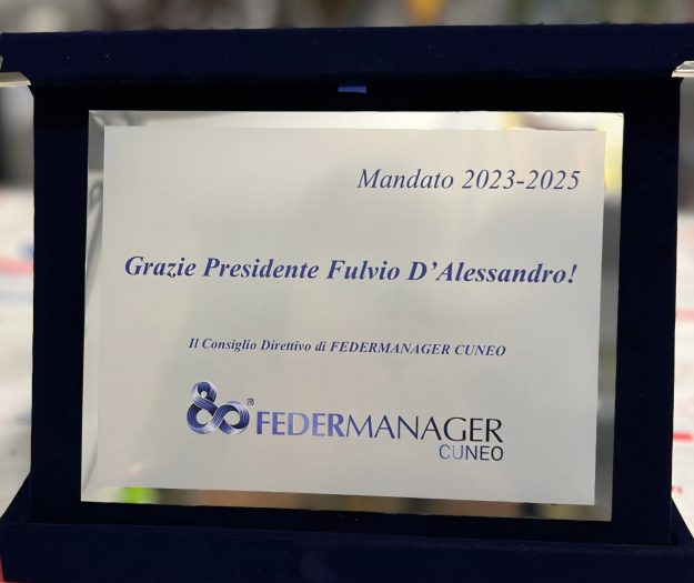 La targa del Consiglio Direttivo Federmanager Cuneo per il Presidente Fulvio D'Alessandro