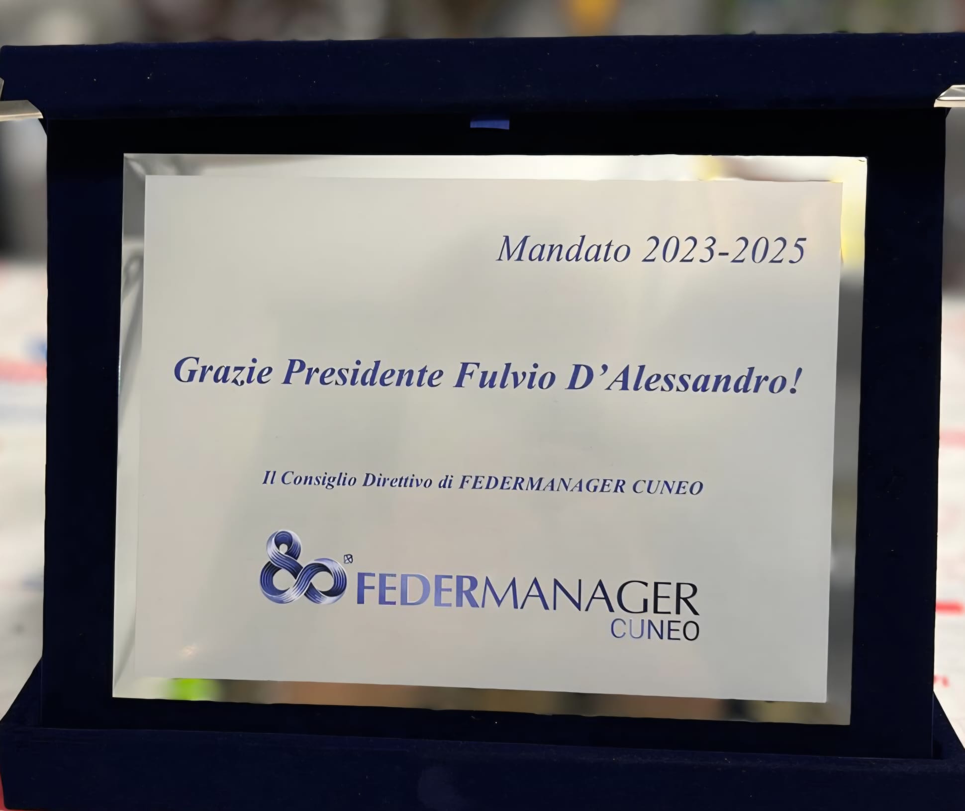La targa del Consiglio Direttivo Federmanager Cuneo per il Presidente Fulvio D’Alessandro La targa del Consiglio Direttivo Federmanager Cuneo per il Presidente Fulvio D'Alessandro